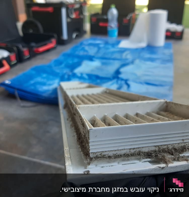 מסנן מזגן מלוכלך עם כלים ברקע